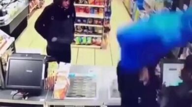 Policista zabránil loupežnému přepadení obchodu