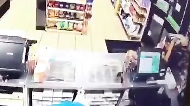 Policista zabránil loupežnému přepadení obchodu