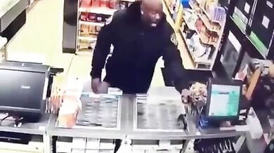 Policista zabránil loupežnému přepadení obchodu