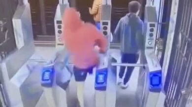 Muž vážně zraněn po strčení na koleje v newyorském metru