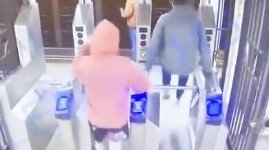 Muž vážně zraněn po strčení na koleje v newyorském metru