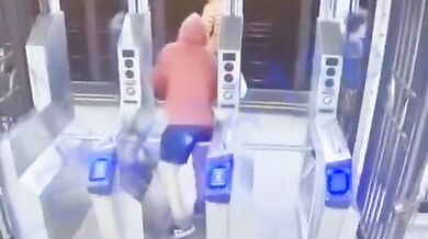 Muž vážně zraněn po strčení na koleje v newyorském metru