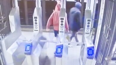 Muž vážně zraněn po strčení na koleje v newyorském metru