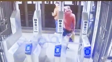 Muž vážně zraněn po strčení na koleje v newyorském metru