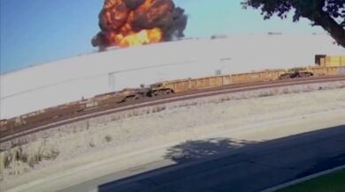 Malé letadlo narazilo do skladu v Kalifornii