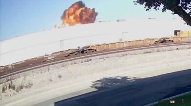 Malé letadlo narazilo do skladu v Kalifornii