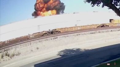 Malé letadlo narazilo do skladu v Kalifornii