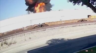 Malé letadlo narazilo do skladu v Kalifornii