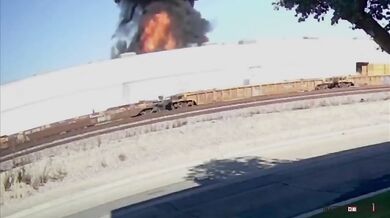 Malé letadlo narazilo do skladu v Kalifornii