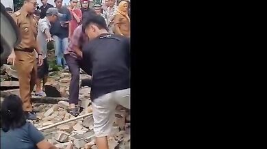 Zřícení zdi v Indonésii si vyžádalo dva životy