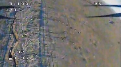 Ukrajinský FPV dron těsně minul ruský útočný vrtulník Ka-52