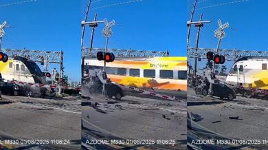 Řidič ignoroval závory a byl sražen vlakem