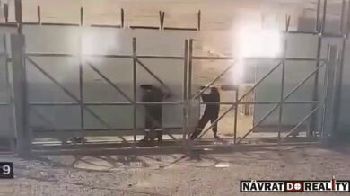 Irácký dělník rozdrcený velkou železnou branou