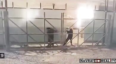 Irácký dělník rozdrcený velkou železnou branou