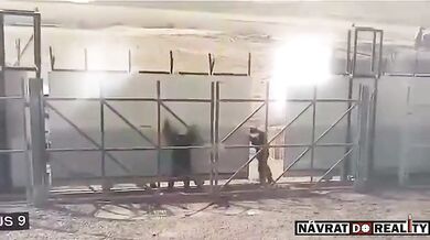 Irácký dělník rozdrcený velkou železnou branou