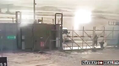 Irácký dělník rozdrcený velkou železnou branou