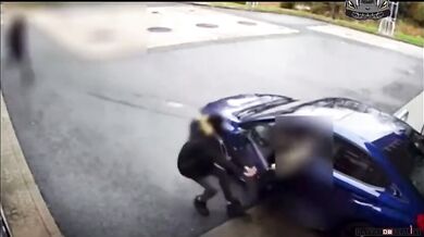 Loupež auta se nezdařila, protože mladí zloději neumí řídit auto s manuální převodovkou