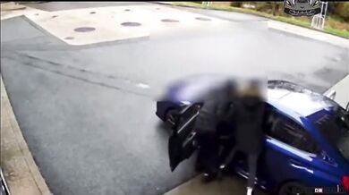 Loupež auta se nezdařila, protože mladí zloději neumí řídit auto s manuální převodovkou