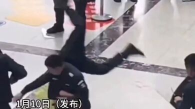 Policista použil své bojové umění ke zneškodnění agresora