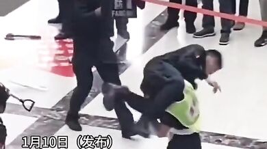 Policista použil své bojové umění ke zneškodnění agresora