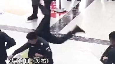 Policista použil své bojové umění ke zneškodnění agresora