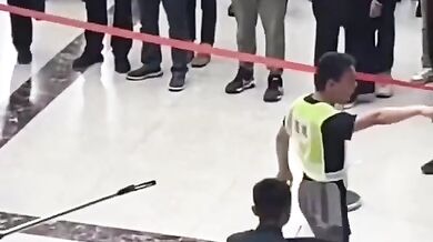 Policista použil své bojové umění ke zneškodnění agresora