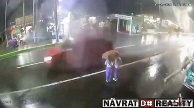 Nebezpečné přecházení silnice za špatného počasí