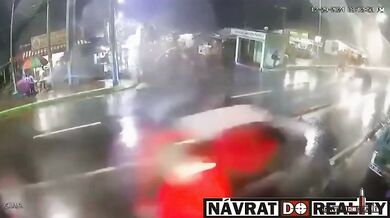 Nebezpečné přecházení silnice za špatného počasí