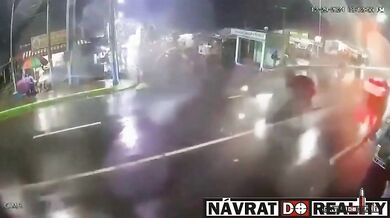 Nebezpečné přecházení silnice za špatného počasí