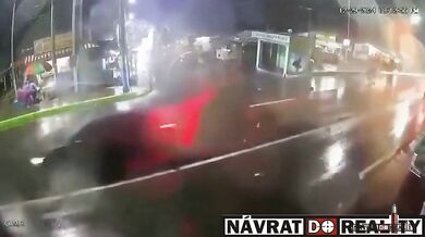 Nebezpečné přecházení silnice za špatného počasí