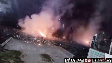 Nebezpečí spojené s hraním si s pyrotechnikou na silnici