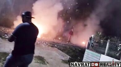 Nebezpečí spojené s hraním si s pyrotechnikou na silnici