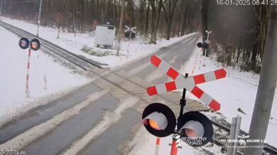 Řidič v Polsku narazil do jedoucího vlaku