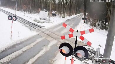 Řidič v Polsku narazil do jedoucího vlaku