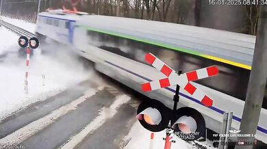 Řidič v Polsku narazil do jedoucího vlaku