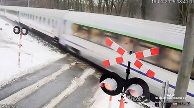 Řidič v Polsku narazil do jedoucího vlaku