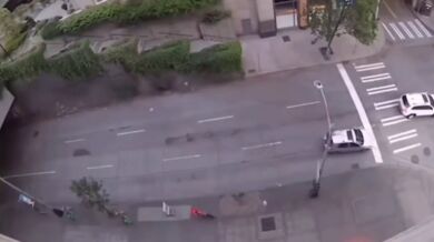 Nebezpečná zatáčka na výjezdu z Interstate 5 v Seattlu způsobuje časté nehody