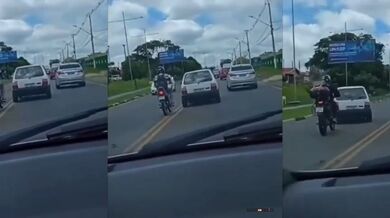 Motorkář si dovolil na řidiče automobilu