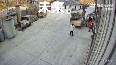 Žena za volantem vysokozdvižného vozíku