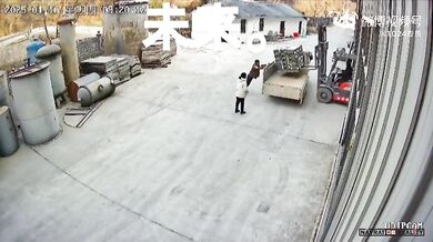 Žena za volantem vysokozdvižného vozíku