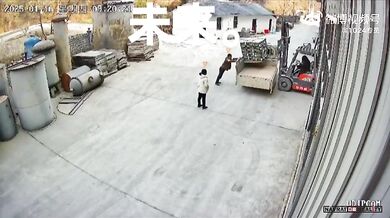 Žena za volantem vysokozdvižného vozíku