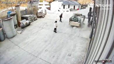 Žena za volantem vysokozdvižného vozíku