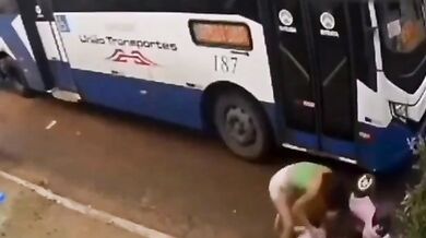 Matka s kočárkem sražena autobusem