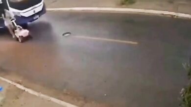 Matka s kočárkem sražena autobusem