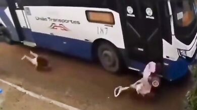 Matka s kočárkem sražena autobusem