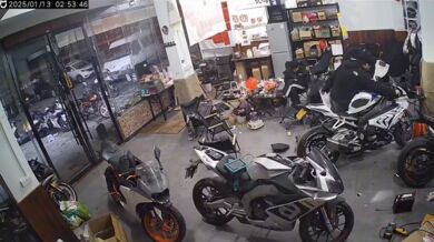 Požár v opravně motocyklů