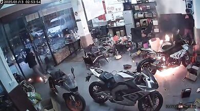 Požár v opravně motocyklů