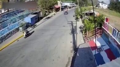 Řidič automobilu srazil agresivní motorkáře