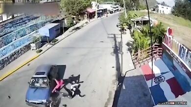 Řidič automobilu srazil agresivní motorkáře