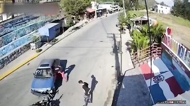 Řidič automobilu srazil agresivní motorkáře